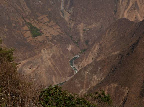 Lá embaixo, para onde nos dirigíamos, o rio Apurimac, na volta das ruínas de Choquequirao, no Peru